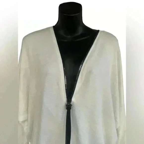 Frank Lyman Women's Top thistle zip up black and off white size 4 gently used - Picture 3 of 6